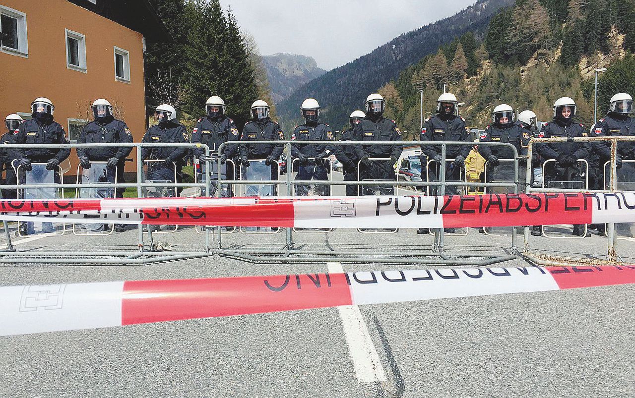 L’onda nera di Vienna spaventa i cugini tirolesi