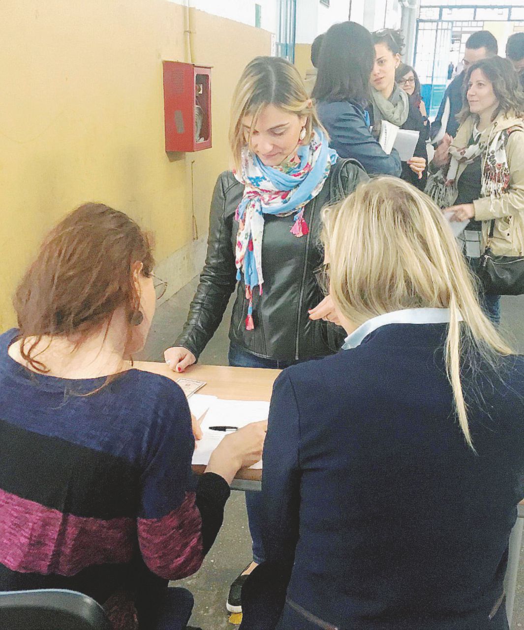 I candidati in fila per il concorsone della scuola - Ansa Via libera a 25 mila ricorsisti: concorso già da rottamare
