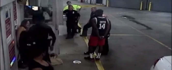 Copertina di Florida, poliziotto massacra di botte una donna ammanettata in un parcheggio e poi in carcere. Licenziato