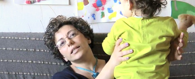 Copertina di Maternità, promuovere il latte artificiale è illegale. Ma gli ospedali indicano anche la marca