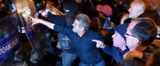 Copertina di Macedonia, il presidente grazia i politici. Scontri in piazza, 12 arresti. Leader opposizione: “Popolo faccia giustizia”