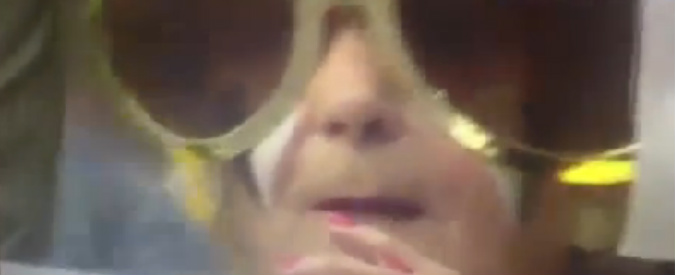 Copertina di Calcio, nonnetta ultras stile Elton John carica l’Udinese: “Ci salviamo, ve lo dice Gianna”