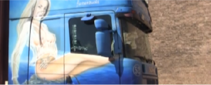 Copertina di Vaticano, Tir con donna nuda: gendarmeria del Papa lo blocca e obbliga a coprire le immagini