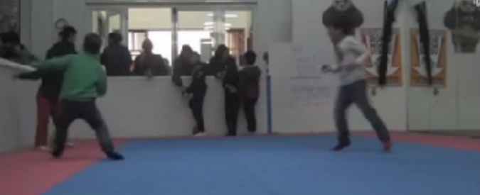 Copertina di Roma, palestra popolare sfrattata dal Comune. I bambini: “Non vogliamo un altro pub, ma fare ginnastica”