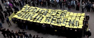 Copertina di Giulio Regeni, flash mob di Amnesty International a Milano. I genitori in piazza: “Avanti insieme per la verità”