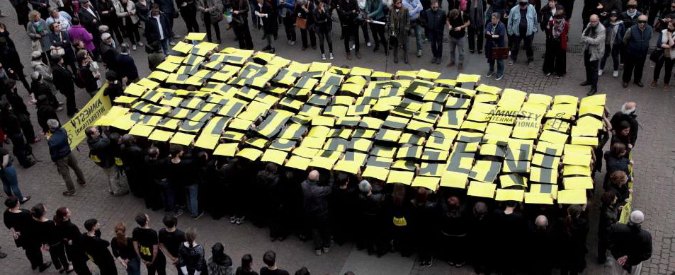 Giulio Regeni, flash mob di Amnesty International a Milano. I genitori in piazza: “Avanti insieme per la verità”
