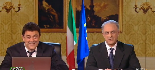 Crozza si sdoppia: è De Luca ospite di Renzi al #matteorisponde: “Noi come nel film Casablanca”