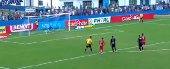 Copertina di Calcio, la parata sul rigore più pazza del mondo: il portiere è incredulo