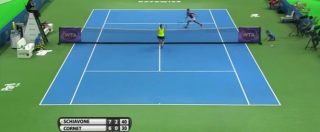 Copertina di Tennis, volée incredibile della Schiavone: pallina rimbalza nel campo dell’avversaria e torna indietro