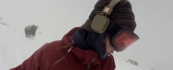 Copertina di Scende in snowboard mentre canta Rihanna: non si accorge che un orso la sta inseguendo