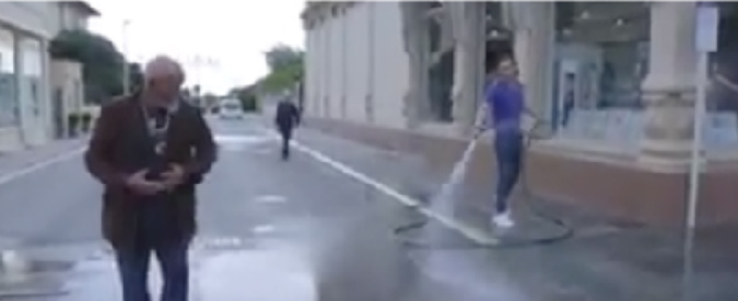 Copertina di Viareggio, minacciano e annaffiano uomo delle bolle di sapone. Appello online: “Per Boris marciamo indignati”