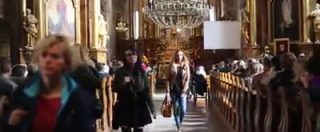 Copertina di Polonia, appello dei vescovi in favore del divieto totale di aborto: fedeli abbandonano chiesa a Varsavia