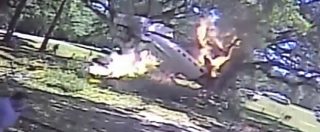 Copertina di Aereo si schianta in un parco dell’Alabama e prende fuoco: pilota salvato dagli eroici passanti