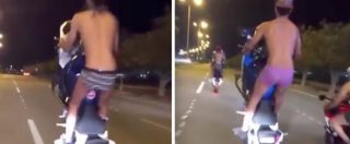 Copertina di Arabia Saudita, biker impennano in mutande nella notte. Violata legge islamica: arrestati
