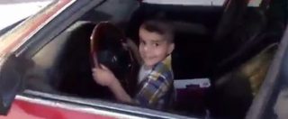 Copertina di “Che testacoda!”: alla guida dell’auto (di papà) c’è un bimbo iracheno di tre anni