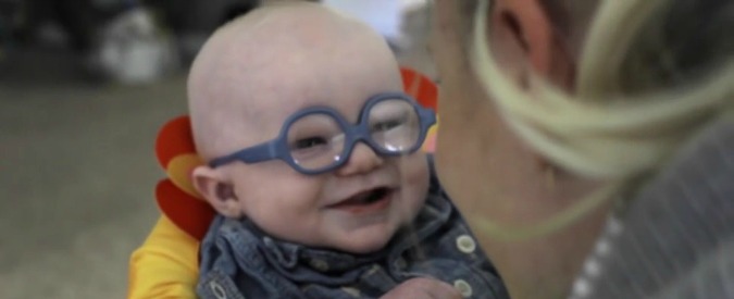 Usa, bimbo indossa gli occhiali e vede per la prima volta la mamma: il sorriso è commovente