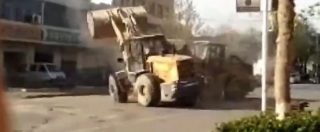 Copertina di Quando la lite degenera: lavoratori edili cinesi si “sfidano” a colpi di bulldozer per strada