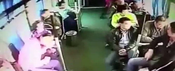 Copertina di Cina, camion contro bus: le immagini del terribile schianto riprese dall’interno del mezzo