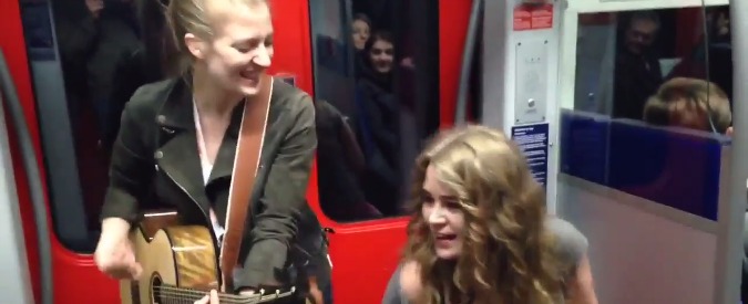 Francoforte, suonano nel vagone della metro: si unisce a loro un rapper. L’esibizione è da applausi