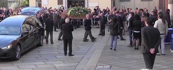 Copertina di Funerali Casaleggio, il feretro entra in Santa Maria delle Grazie. In chiesa anche Dario Fo