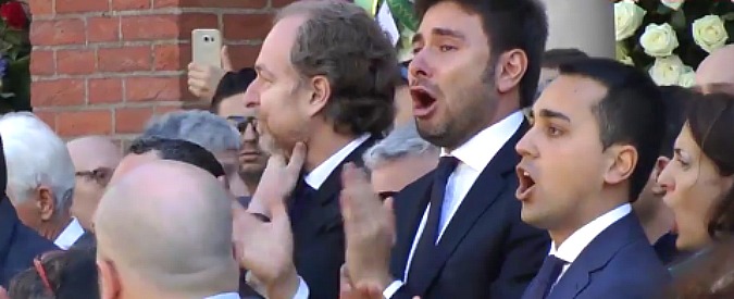 Copertina di Funerali Casaleggio, l’ultimo saluto è un grido: “Onestà, onestà”. Di Battista in lacrime