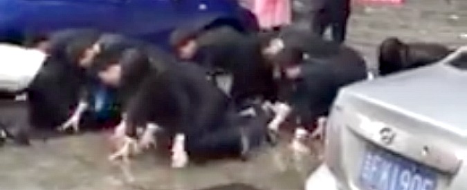 Copertina di Cina, lavoratori non raggiungono obiettivi. Scatta l’umiliante punizione pubblica