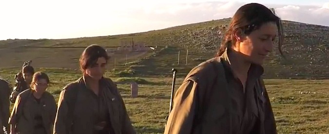 Copertina di Isis, le donne curde che combattono Daesh: ‘La pace non verrà da chi vende armi’