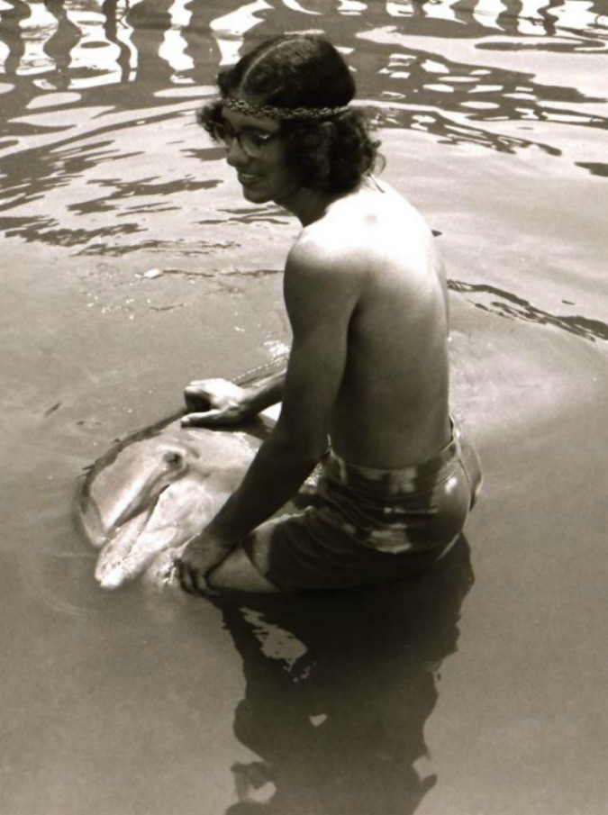 Zoofilia, il fotografo Malcom Brenner racconta la sua storia con la delfina Dolly: “Lei mi si strofinava sui genitali”