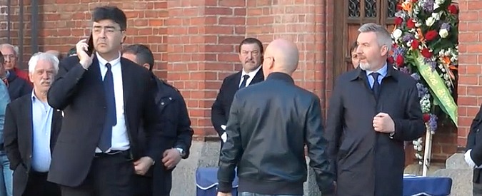 Copertina di Funerali Casaleggio, Fiano e Guerini (Pd) fischiati prima dell’ingresso in chiesa: “Buffone”