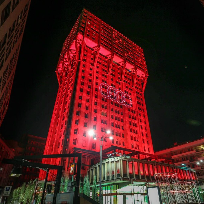 Copertina di Audi illumina Torre Velasca per la Design Week di Milano – FOTO