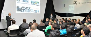 Copertina di Mercedes organizza corsi di formazione per i rifugiati a Stoccarda