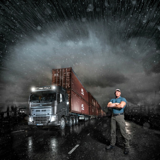 Copertina di Volvo Trucks, l’uomo più forte del mondo trascina 750 tonnellate con un FH16 – FOTO e VIDEO