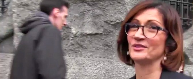 Copertina di Gelmini recidiva: pizzicata in divieto di sosta. “Che fa, concilia?”, ma se la dà a gambe