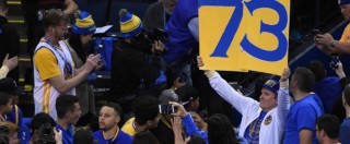 Copertina di Nba, i Golden State di Curry nella storia: 73 vittorie in regular season, superati i Chicago Bulls di Jordan – Video