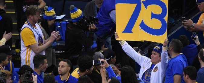 Copertina di Nba, i Golden State di Curry nella storia: 73 vittorie in regular season, superati i Chicago Bulls di Jordan – Video