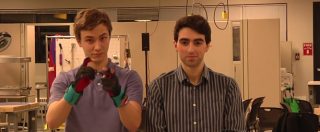 Copertina di Il guanto parlante: l’invenzione di due studenti che dà voce a chi non ne ha