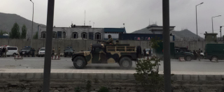 Copertina di Kabul, attacco kamikaze: almeno 30 morti e 320 feriti. Talebani rivendicano: ‘Offensiva per mullah Omar’