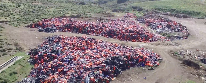 Copertina di Lesbo, drone sul colle dei giubbotti salvagente dei migranti. “Molti non galleggiano”