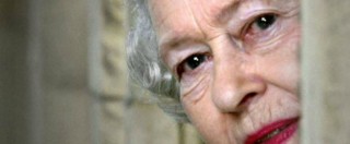 Copertina di Elisabetta II, i suoi primi 90 anni: regina, icona di stile e nonna. Dio la salvi? Non ce n’è bisogno: “Lizzy” se la cava da sola