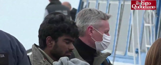 Copertina di Migranti, secondo gruppo di espulsi trasferito da Lesbo in Turchia. Attivisti: “No alle deportazioni”