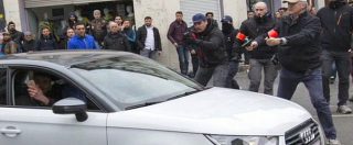 Copertina di Bruxelles, tensioni e scontri a Molenbeek. Giovane musulmana travolta da auto in fuga