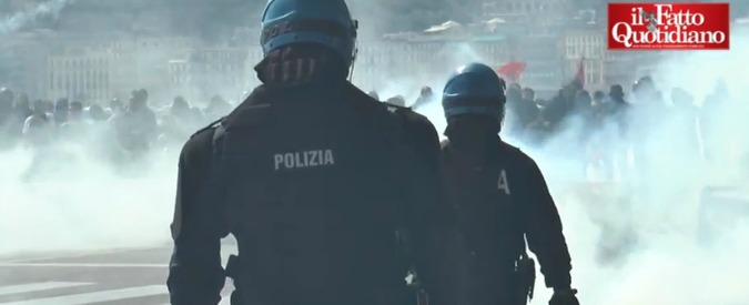 Copertina di Tensione a Napoli, corteo anti-Renzi per difendere Bagnoli: lancio sassi e lacrimogeni