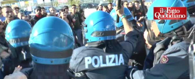 Copertina di Elezioni Napoli, Boschi apre la campagna elettorale della Valente: parapiglia al porto tra attivisti e polizia