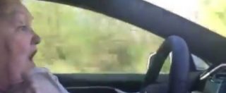 Copertina di “Oh my god!”: la nonnina al volante prova per la prima volta il pilota automatico