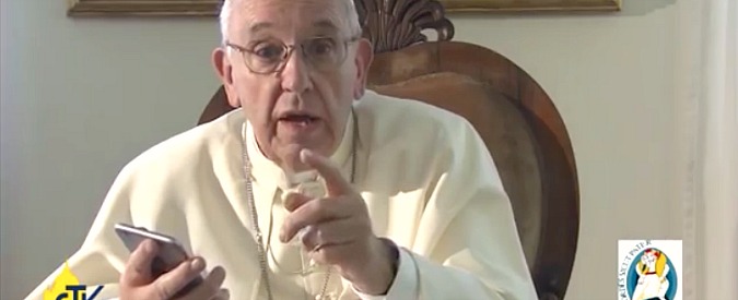 Copertina di Papa Francesco e l’iPhone, il messaggio sembra uno spot: “Senza Gesù non c’è campo”