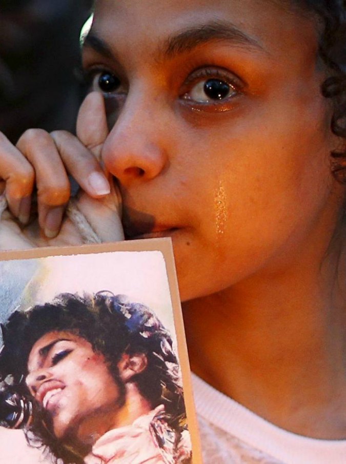 Prince morto: veglie e lacrime dei fan negli Stati Uniti in memoria della popstar (FOTO)
