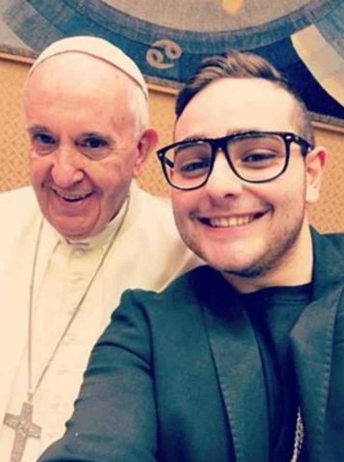 Papa Francesco, onomastico pop: selfie con Rocco Hunt e Francesca Michielin, “Padre Nostro” con Iva Zanicchi e confessioni in piazza