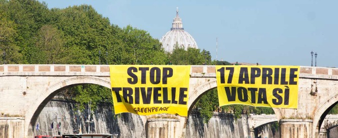 Copertina di Referendum trivelle, blitz di Greenpeace sui ponti di Roma, Torino e Venezia: “Il mare è anche di chi è lontano, votate sì”