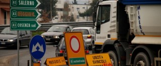 Copertina di Salerno-Reggio Calabria, sigilli a galleria dopo 2 incidenti mortali: no guardrail, illuminazione e asfalto non idonei
