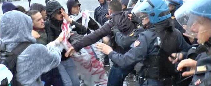 Copertina di Renzi a Napoli, in 20 con lo striscione: caricati. “Manganelli e riforme, non c’è democrazia”